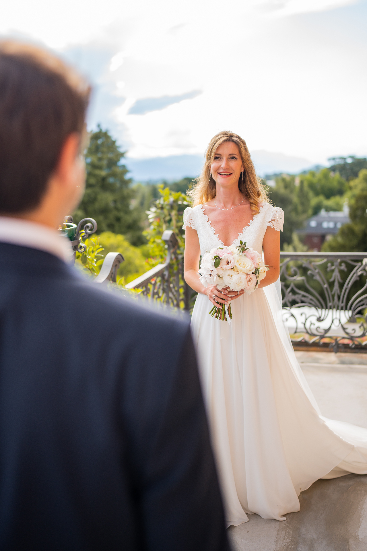 Primo sguardo, sposa e sposo sul terrazzo