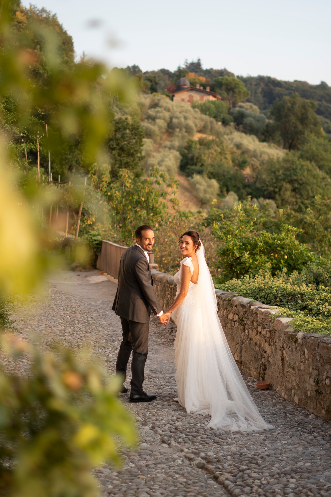 Sposi sul sentiero, colline al tramonto